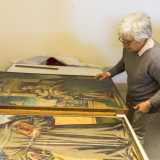 Su un tavolo sono riposti due dipinti rispettivamente di Sant�Antonio con il giglio e una Madonna in trono con bambino, entrambi provenienti da Gravina